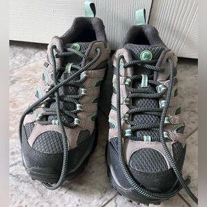 Merrell Women's MOAB 2 Hiking Waterproof Shoe (size 8)